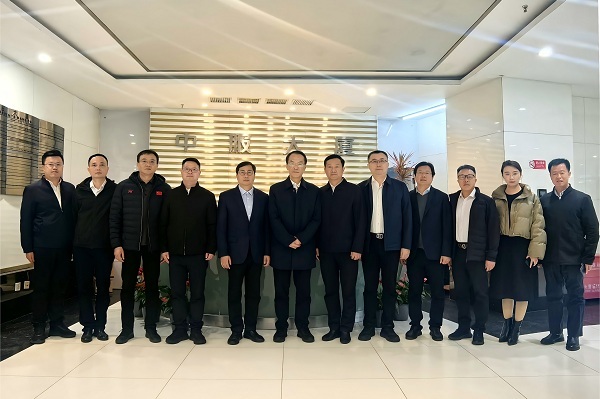 范雯烨与泉州市人大常委会副主任高向荣...